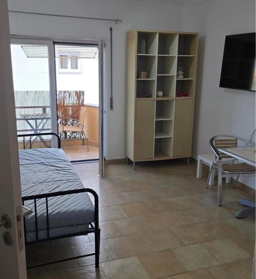 Sala do Apartamento 2, com saída para a varanda