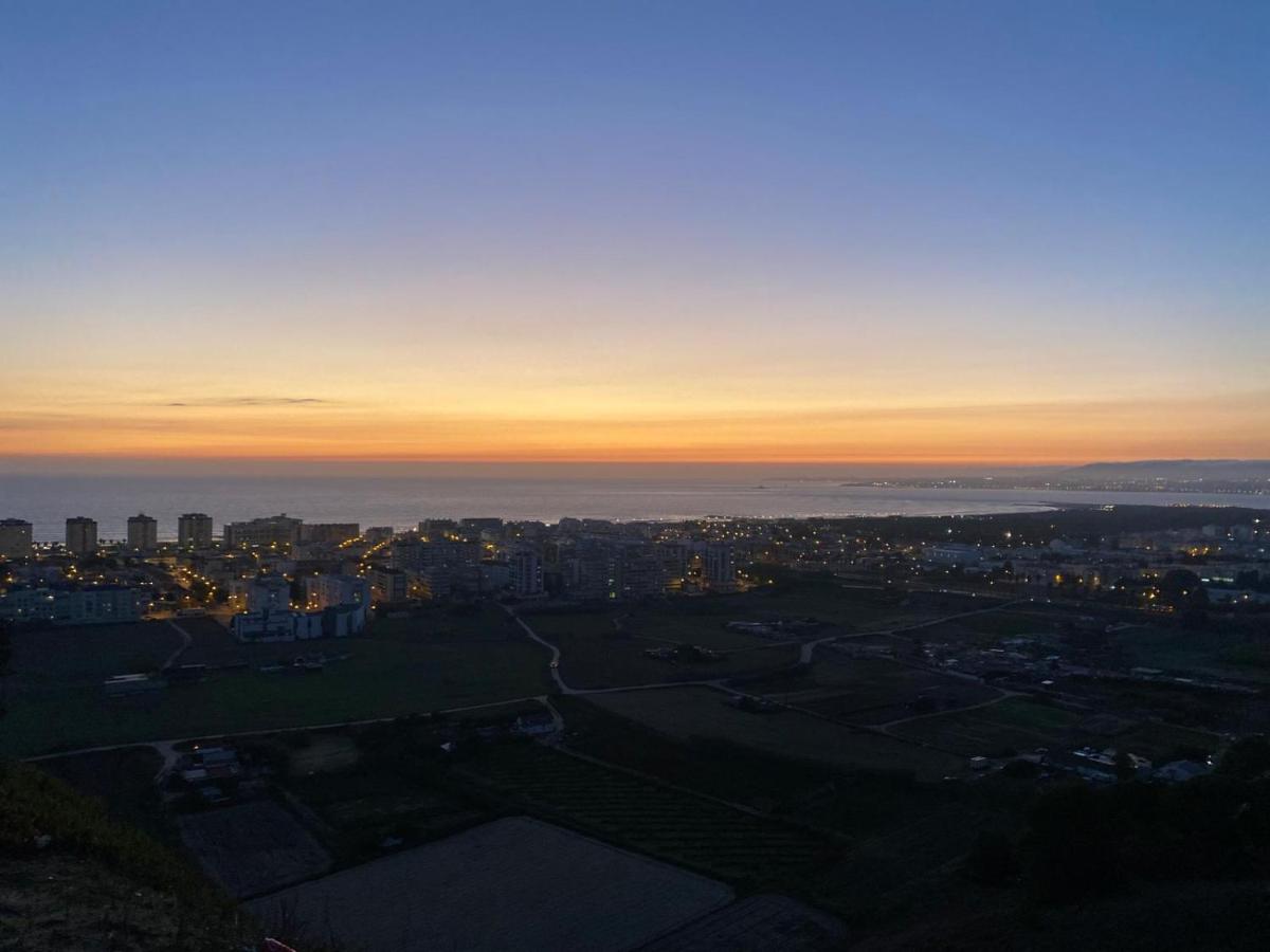 Pôr do sol sobre o mar na Costa da Caparica